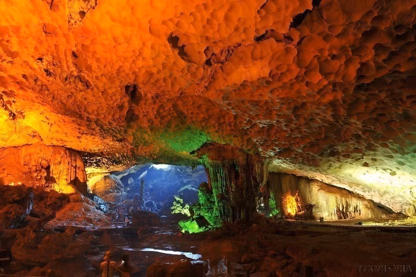 Sung Sot (Surprise) cave with impressive stalagmites and stalactites. (Photo: VNA)