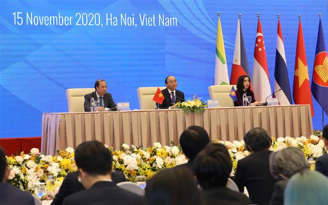 Vietnamese Prime Minister Nguyen Xuan Phuc chairs the press conference (Photo: VNA)