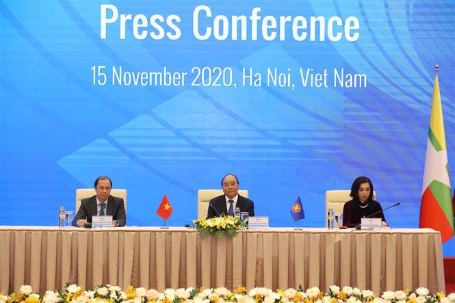 Vietnamese Prime Minister Nguyen Xuan Phuc chairs the press conference (Photo: VNA)