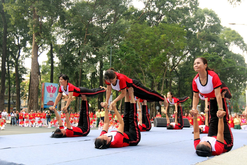 Yoga session of District 2 eldery during Ho Chi Minh City’s gymnastic performace in 2019 (Photo: VNA)