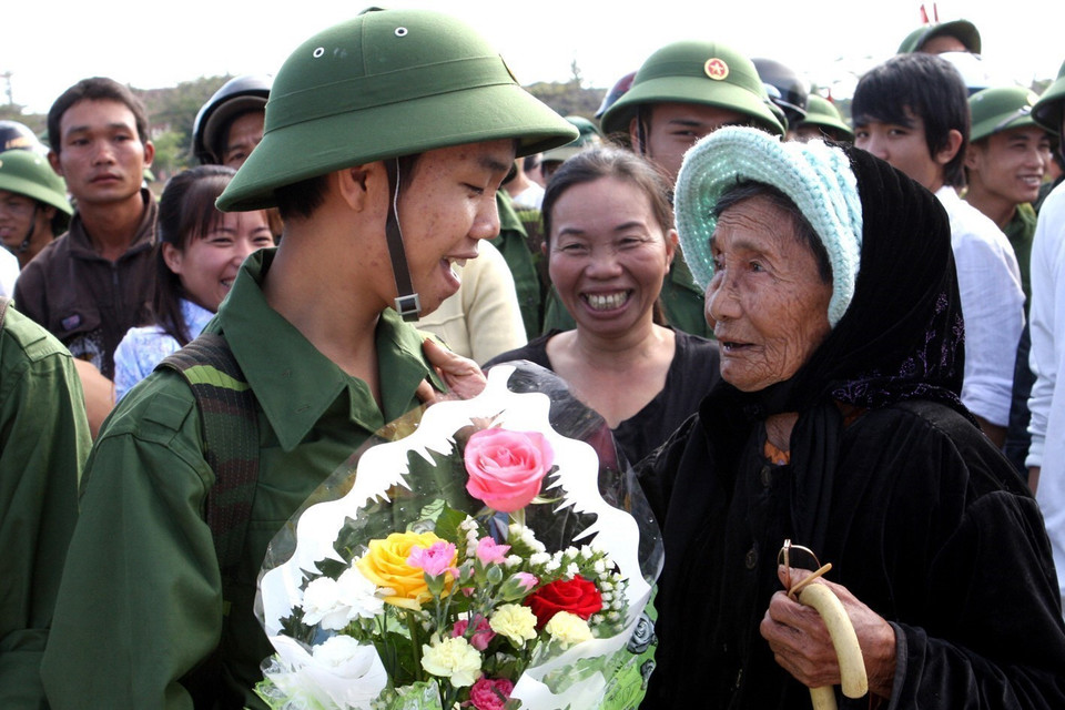 The elders bid farewell to new soldiers on their way to serve military service (Photo: VNA)