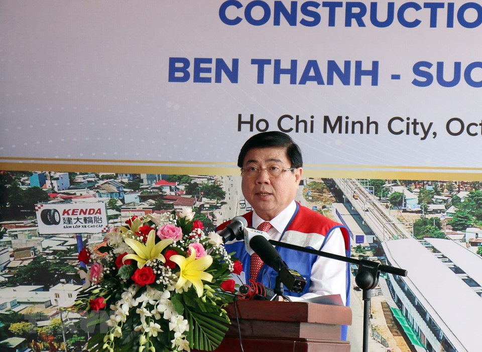 Chairman of the municipal People’s Committee Nguyen Thanh Phong asks the Management Authority as well as contractors and consultation agencies to work harder together to speed up project progress (Photo: VNA)