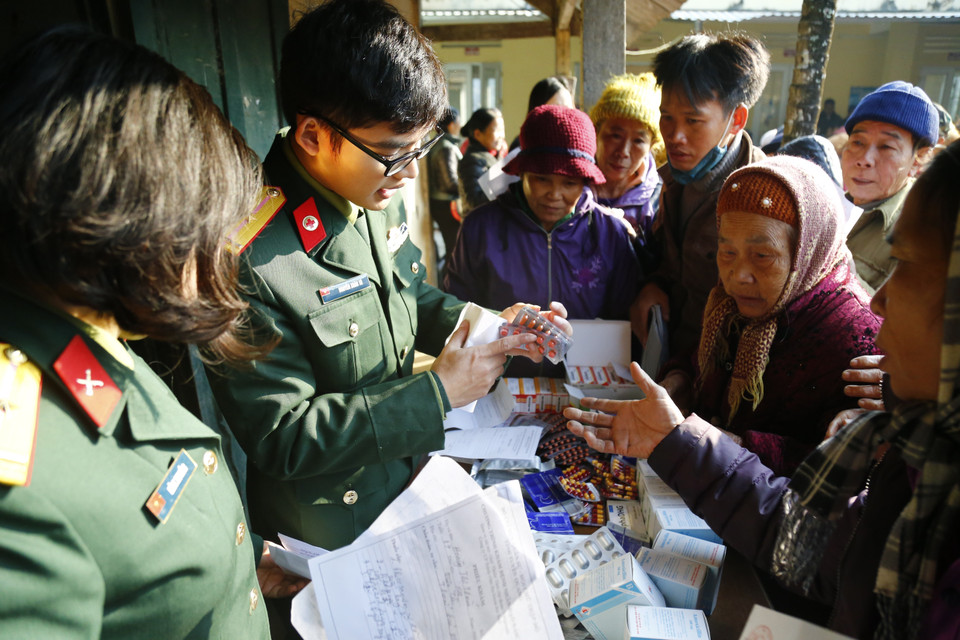 Doctors present free medicines for the elders and Agent Orange victims in Ham Yen and Yen Son districts, Tuyen Quang province, 2019 (Photo: VNA)