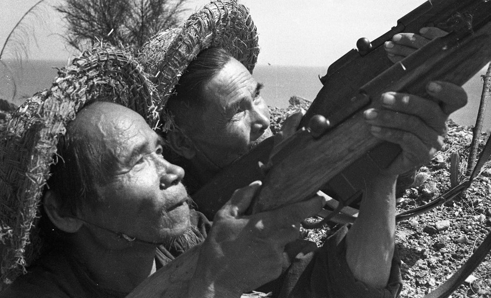 The militia elders fire the American aircrafts, making the Ham Rong victory, April 3-4, 1965 (Photo: VNA)