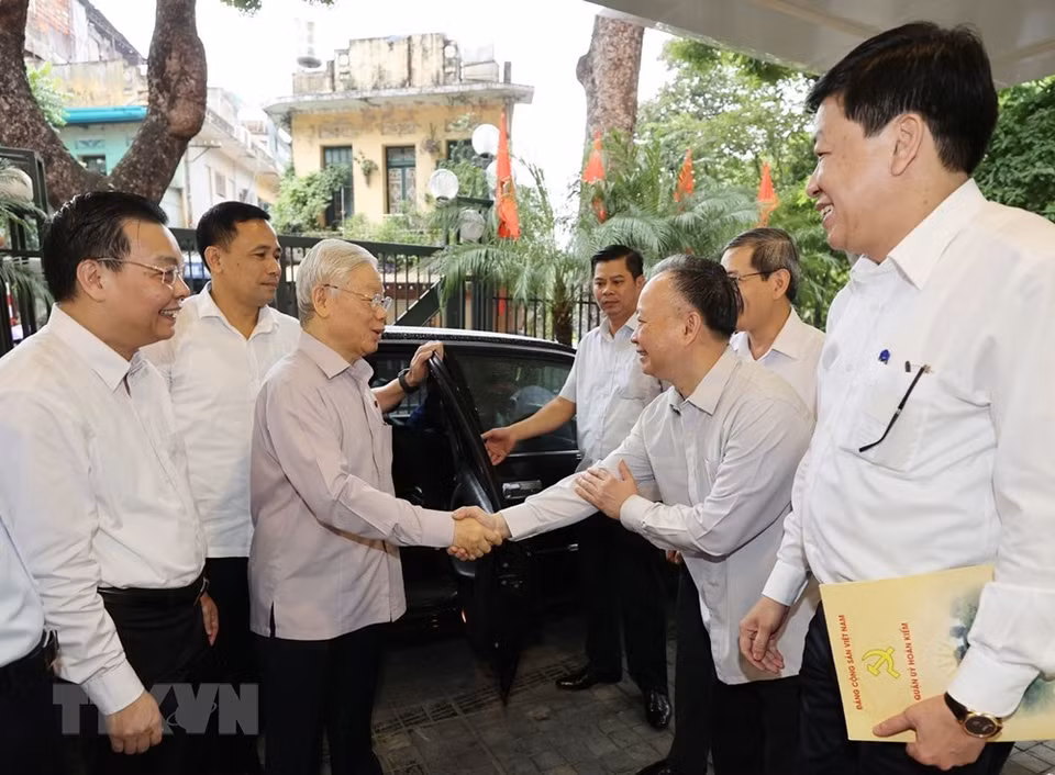 Party General Secretary and President Nguyen Phu Trong meets with voters in Hanoi’s Ba Dinh, Tay Ho and Hoan Kiem districts (Photo: VNA)