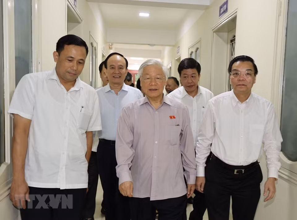 Party General Secretary and President Nguyen Phu Trong meets with voters in Hanoi’s Ba Dinh, Tay Ho and Hoan Kiem districts (Photo: VNA)
