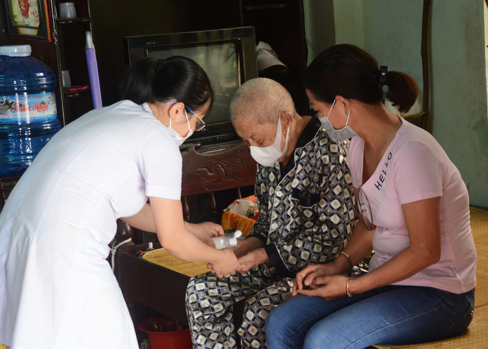 Doctors come to local elders’ homes in Da Nang for health check-up to control the spread of COVID-19 (Photo: VNA) 