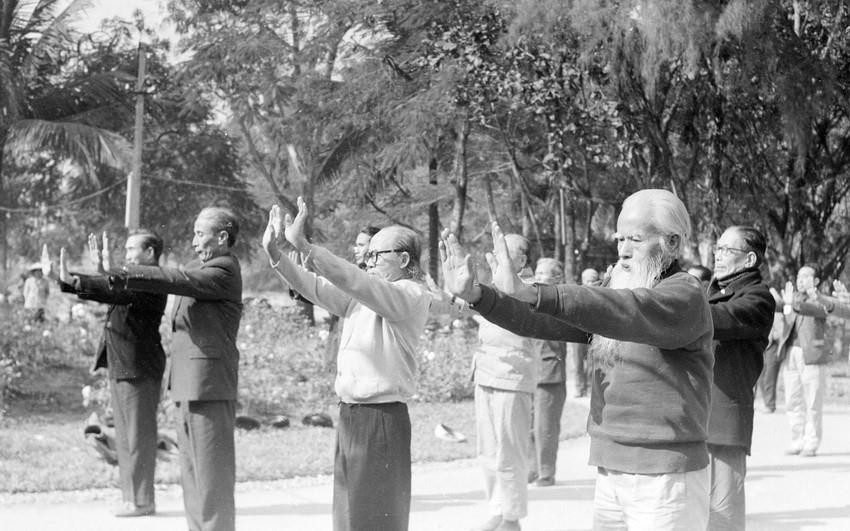 Members of the Thong Nhat club in Hai Ba Trung street, Hanoi practice to improve health,1975 (Photo: VNA)