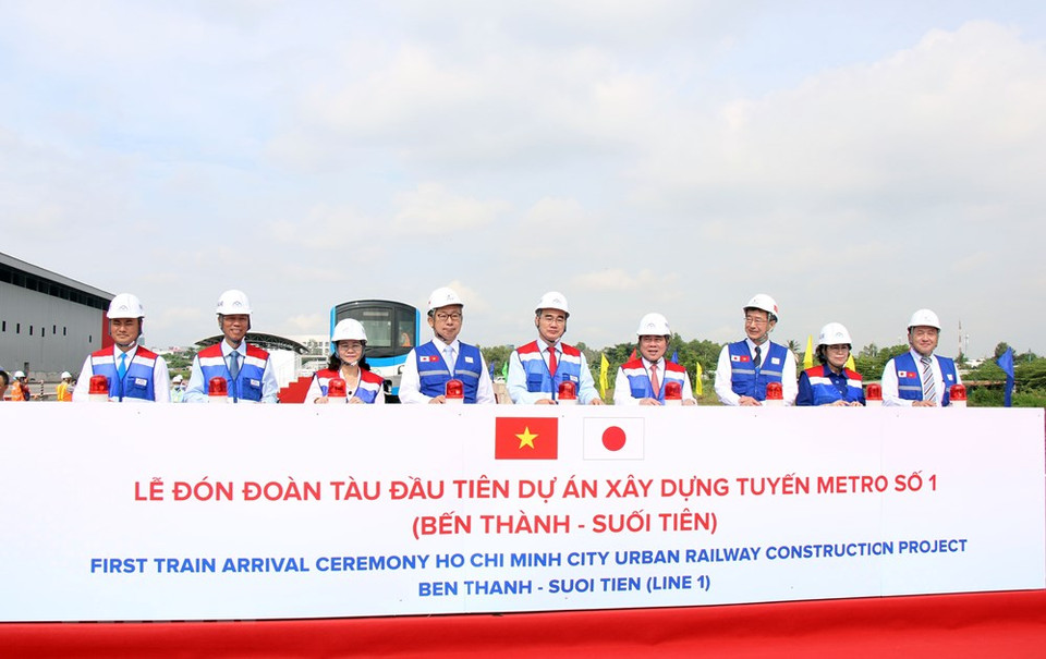 It can carry some 930 passengers, with 783 standing (Photo: VNA)