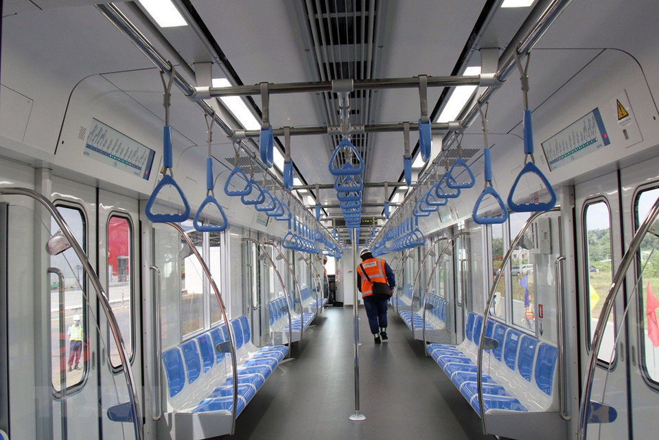The three-carriage train, one of the 17 for the urban railway, arrived in the city’s Khanh Hoi Port on October 8 from Kasado Port in Japan (Photo: VNA)
