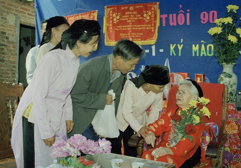 Organisations present gifts for heroic mother Phung Thi Con on her 90th birth anniversary, 1999 (Photo: VNA)