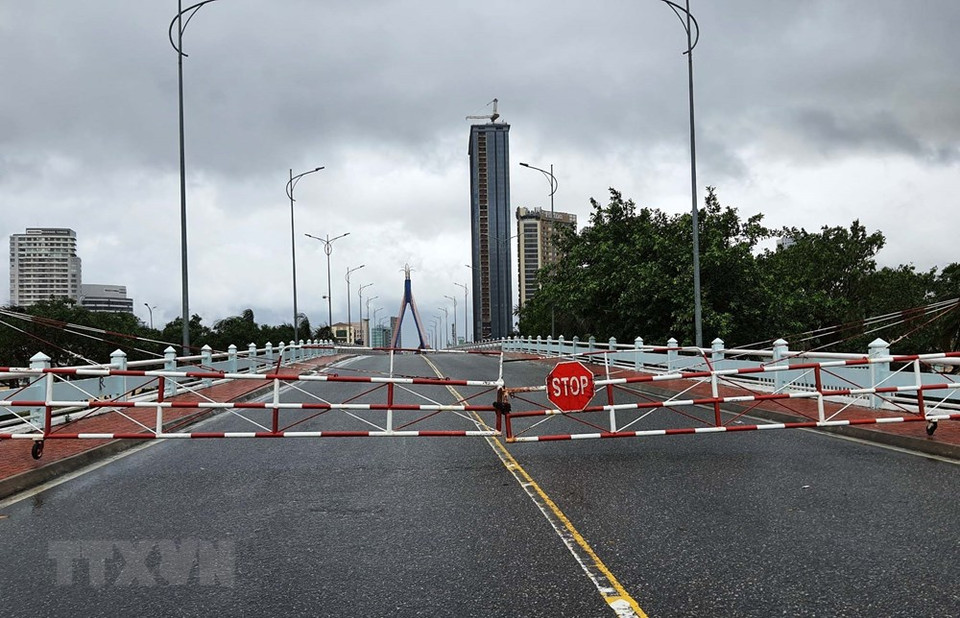 Han River Bridge is shut down (Photo: Van Dung/VNA)