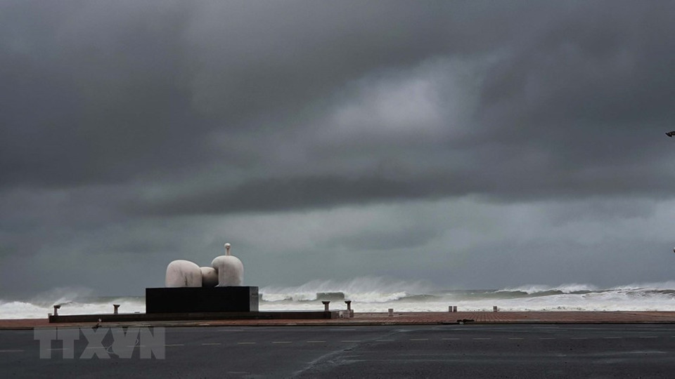 Strong gusts and wave height of 3-5 metres at the coastal Vo Nguyen Giap street (Photo: Van Dung/VNA)