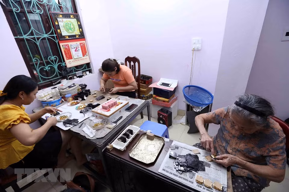 Artisan Nguyen Van Chung’s workshop (Hoang Hieu/VNA)