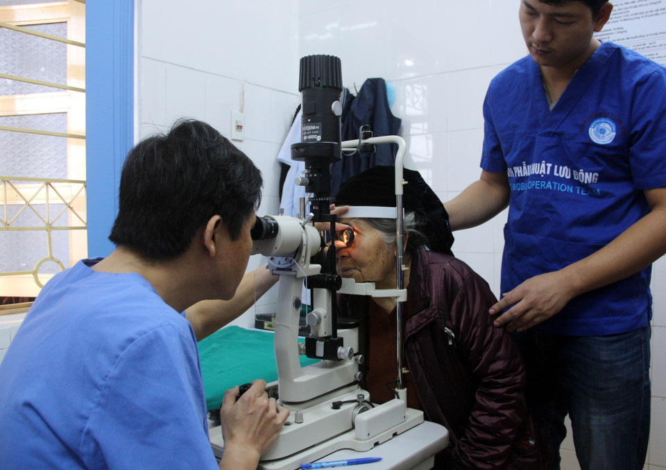 Doctors do eye screening for patients in the free humanitarian cataract surgery program for 500 needy elderly people in Tuyen Quang province (Photo: VNA)