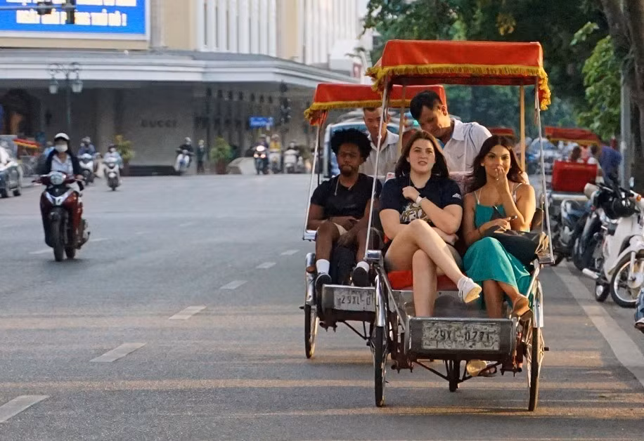 Cyclos are a great choice for tourists looking to go around Hoan Kiem Lake in Hanoi at a leisurely pace and watch the world go by. (Photo: VNA)