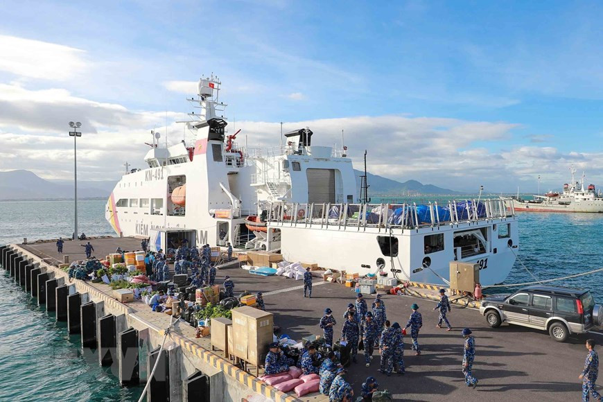 The vessel docks at an island in Truong Sa, delivering supplies and gifts to people and soldiers stationed there on the occasion of the upcoming Lunar New Year (Tet). (Photo: VNA)