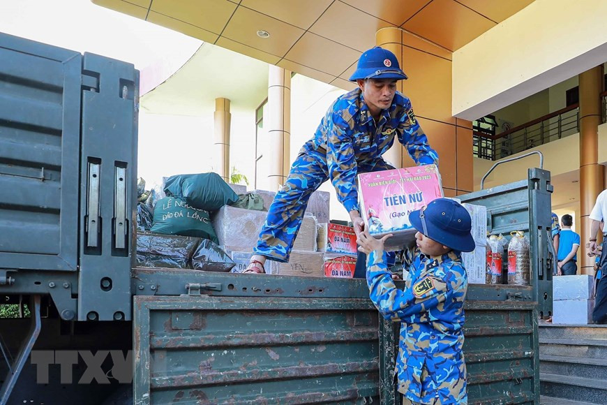 New Year gifts include essential goods and traditional food for Tet, donated by organisations and businesses. (Photo: VNA)
