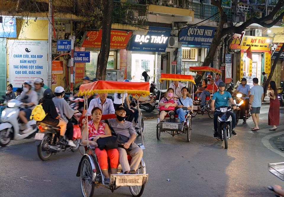 Getting around Hanoi’s Old Quarter by cyclo. (Photo: VNA)