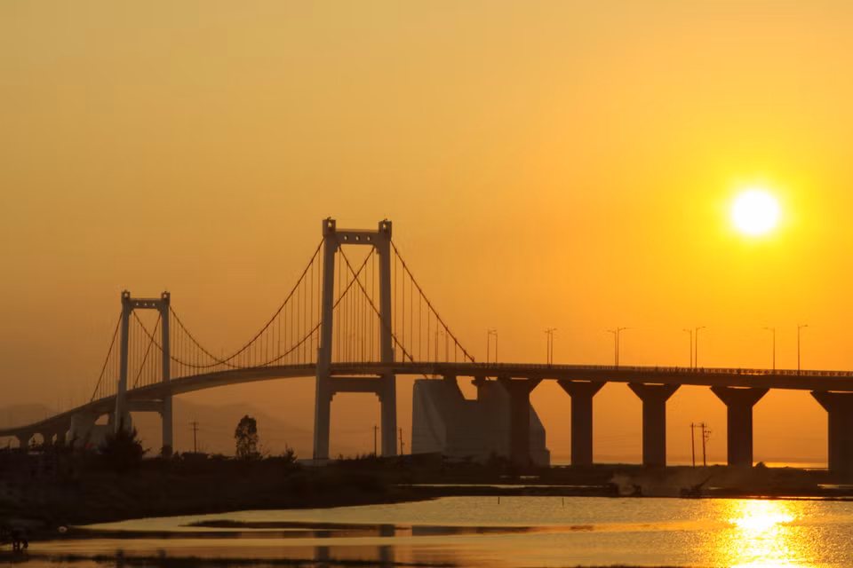 Construction of Thuan Phuoc Bridge began in 2003 and took nearly 6 years to complete. It is nearly 2 km long, making it one of the longest suspension bridges in Vietnam. It has a width of nearly 20 metres with 4 lanes for traffic. When night falls on the Han River, Thuan Phuoc Bridge becomes more brilliant than ever under coloured lights. (Photo: VNA)