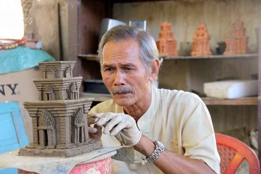 An artisan in Binh Duc Cham pottery village in Phan Hiep commune, Bac Binh district, Binh Thuan province creates ceramic products. (Photo: VNA)