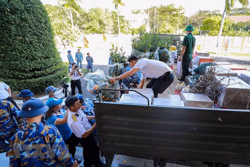  The gifts include essential goods and traditional food for Tet, donated by organisations and businesses. (Photo: VNA)