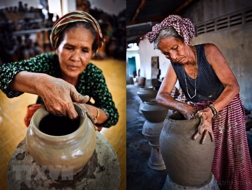 Artists in Bau Truc pottery village in Ninh Thuan province. (Photo: VNA)