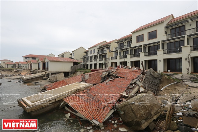 The Fusion Alya resort in Cua Dai under the impact of sea intrusion. (Source: VNA) 