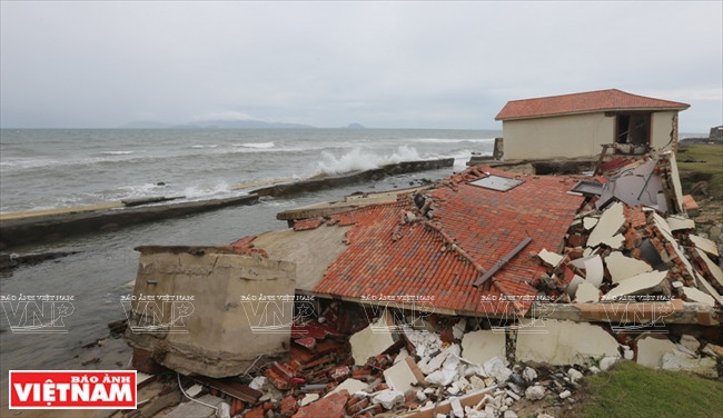 Sea invasion damages the nearby infrastructure. (Source: VNA)