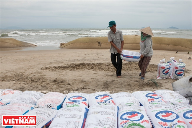 Local residents make their own dykes near their business. (Source: VNA)