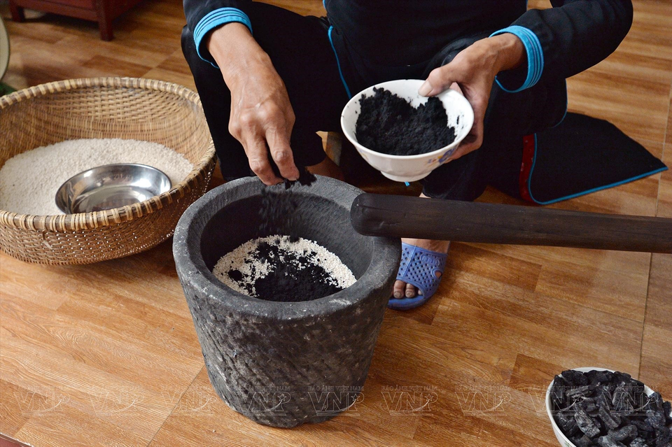 The glutinous rice is mixed with charcoal from the Nuc Nac tree, giving the Chung cake its signature black colour. (Photo: VNP/VNA)