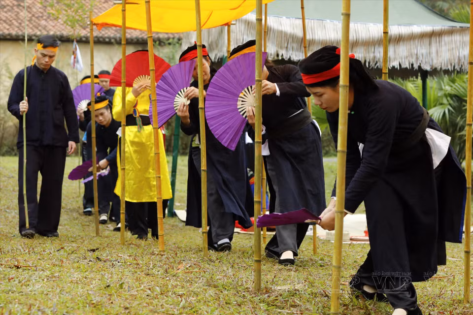 The Tay people perform different fan dances depending on the ritual or ceremony, but all share the common practice of dancers making three trips around the ceremonial area. (Photo: VNP/VNA)