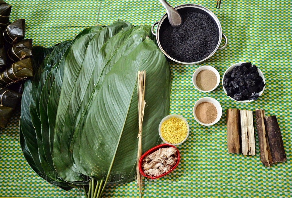 The ingredients are a unique blend that captures highland flavours: mountainous glutinous rice, star anise, black pork, mung beans, and, notably, charcoal derived from the Nuc Nac tree found in local forests. (Photo: VNP/VNA)