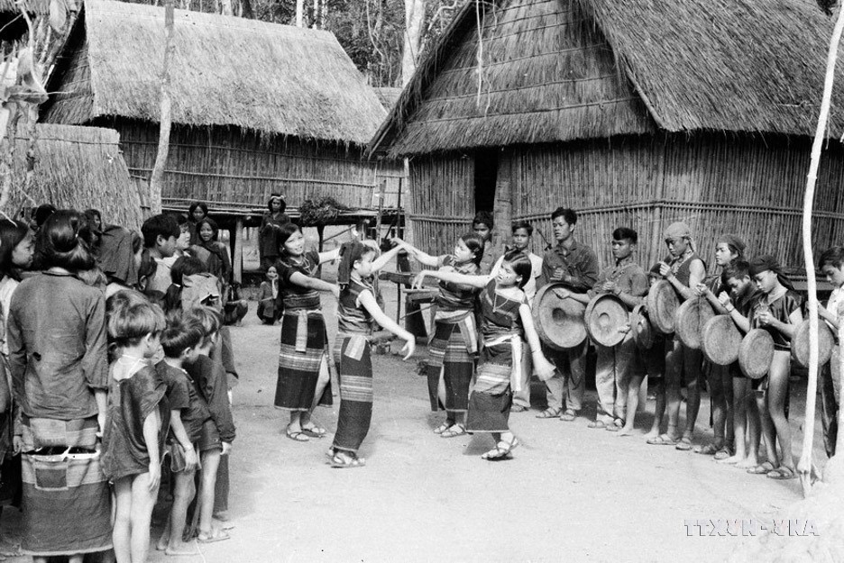 The people of the Central Highlands dance and celebrate the victory. (Photo: VNA)