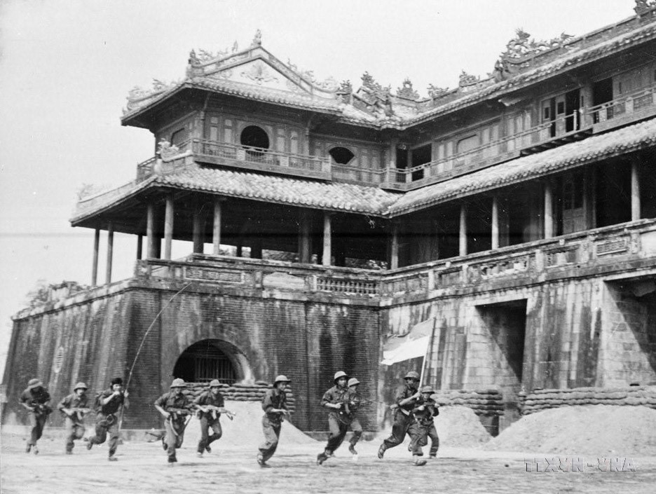 Liberation forces enter Ngo Mon Gate (Hue) on the morning of March 26, 1975. (Photo: VNA)