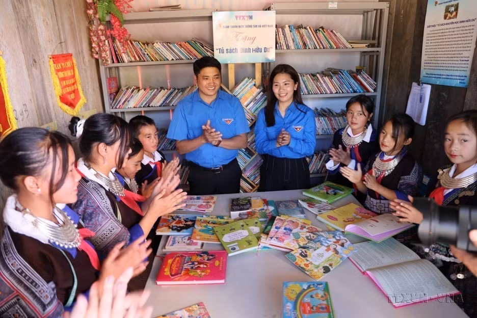 The “Dinh Huu Du Bookshelf”, donated by the Youth Union of the Vietnam News Agency to the Che Tao Semi-boarding Primary and Secondary School in Mu Cang Chai district, Yen Bai province. (Photo: VNA)