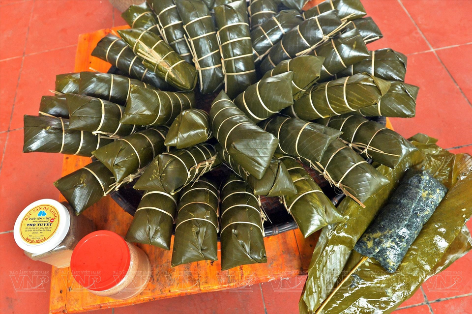 The charcoal powder from the Nuc Nac tree not only imparts a unique flavour to the cake but also provides cooling properties, preventing the heat typical of other Chung cakes. (Photo: VNP/VNA)