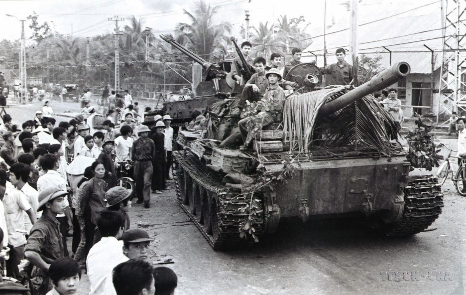 Sequentially, on March 26 and March 29, Hue and Da Nang were liberated. By April 3, all provinces along the central coastal plain were liberated. In the photo: Liberation tanks move into Nha Trang (Khanh Hoa) on April 2, 1975. (Photo: VNA)