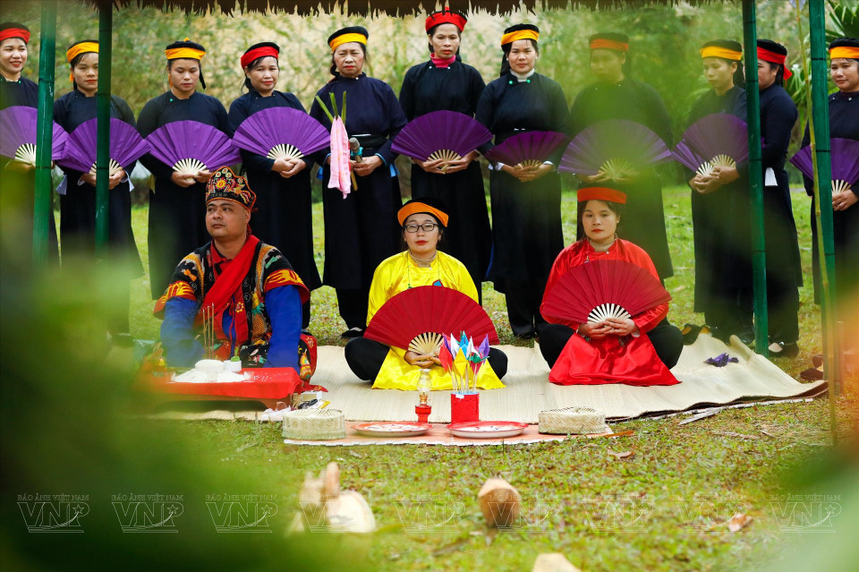 Tay women perform the fan dance ritual. (Photo: VNP/VNA)