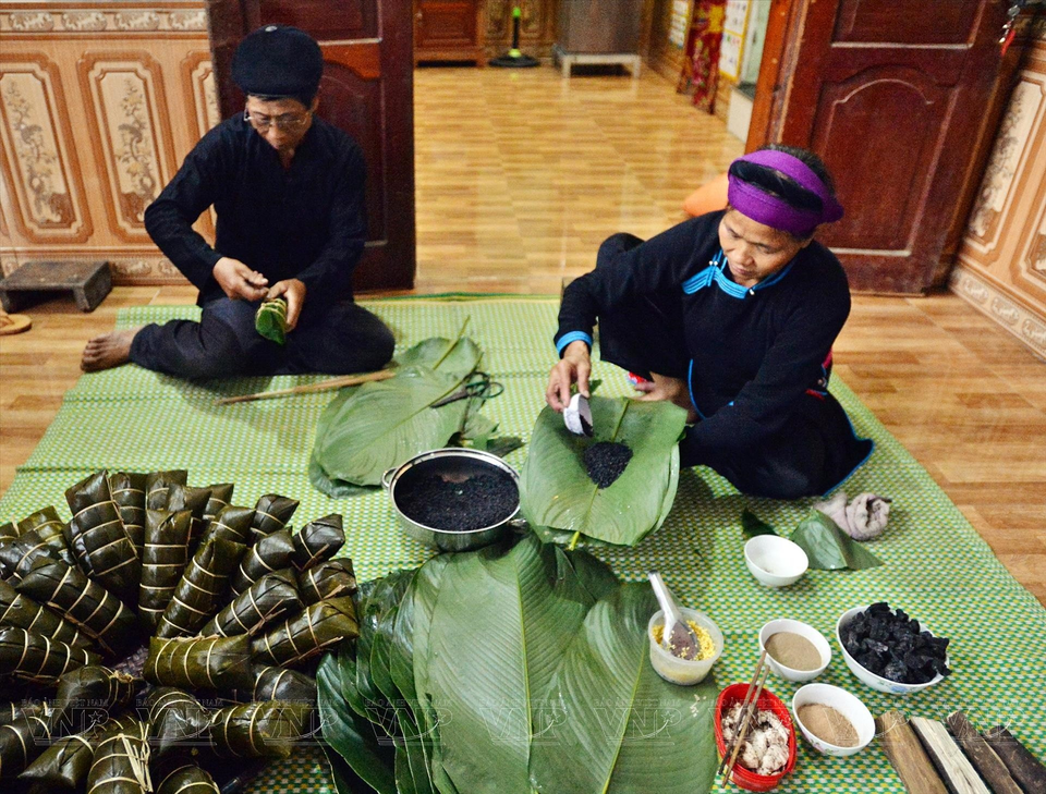 The filling includes cooked mung beans and black pork seasoned with salt and ground pepper (the pepper is ground into a fine powder, not crushed as commonly done in lowland regions), and finely ground or powdered star anise. (Photo: VNP/VNA)