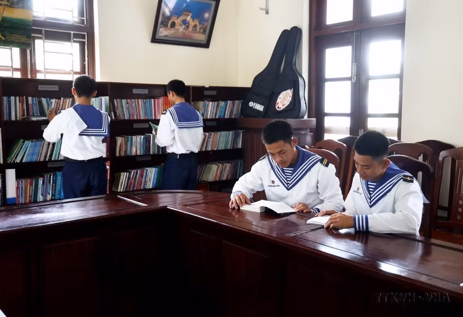 Soldiers in Truong Sa (Spratly) Archipelago read books after a training session. (Photo: VNA)
