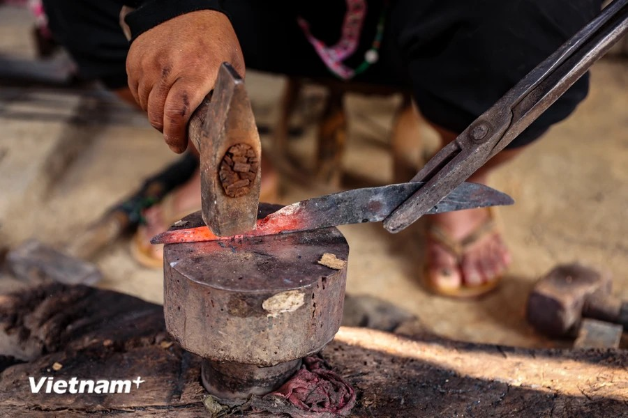 Materials used include steel bars known for their durability and flexibility, such as those from automotive springs. Blacksmiths must be healthy, skilled, and patient to create high-quality and attractive products. (Photo: Hoai Nam/Vietnam+)