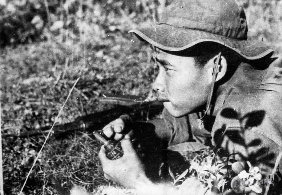 Liberation troops wait to open fire in an attack on Duong De base in Tam Ky (Quang Nam), during the strategic Hue-Da Nang offensive. (Photo: VNA)