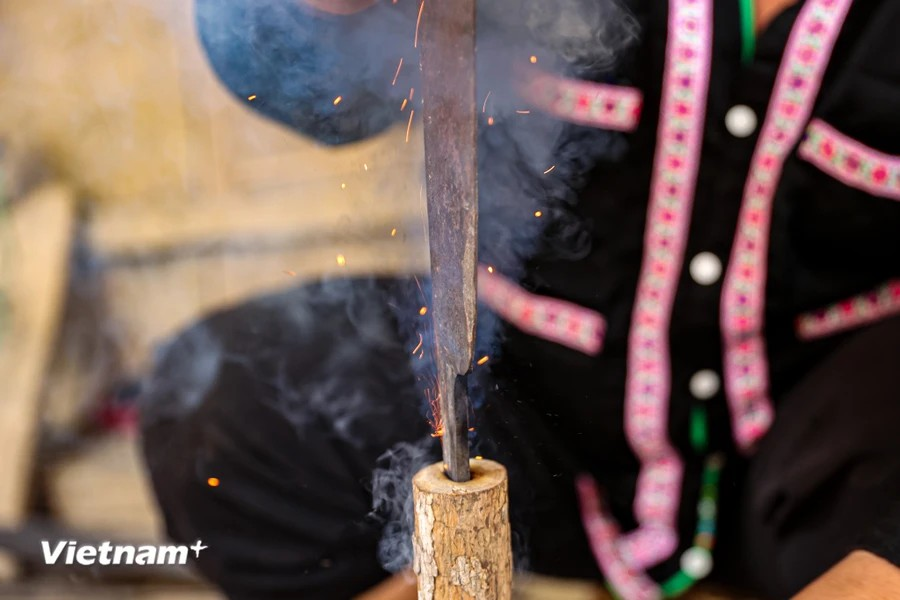 As all processes are carried out by hand, a skilled blacksmith can only make about three knives a day, while less experienced blacksmiths produce even fewer. (Photo: Hoai Nam/Vietnam+)