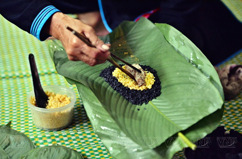 The mix of charcoal and glutinous rice is carefully balanced to achieve a visually appealing black colour without altering the taste of the cake. (Photo: VNP/VNA)