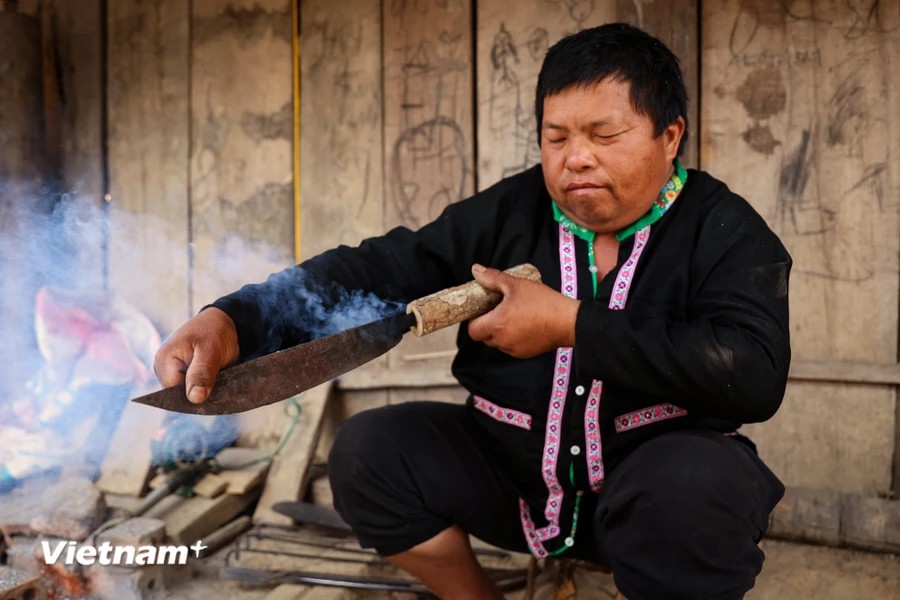 Key processes such as shaping the hammer handle, crafting the grip, riveting, and tempering the blade are performed entirely by hand. (Photo: Hoai Nam/Vietnam+)