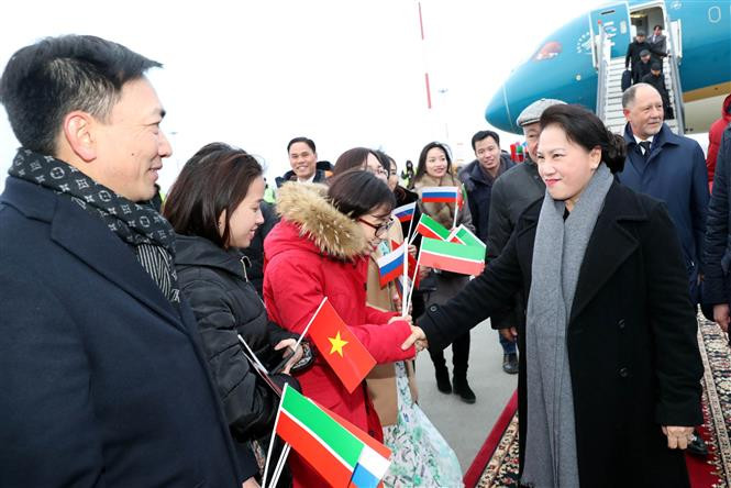 National Assembly Chairwoman Nguyen Thi Kim Ngan is welcomed at Tazan airport (Photo: VNA)