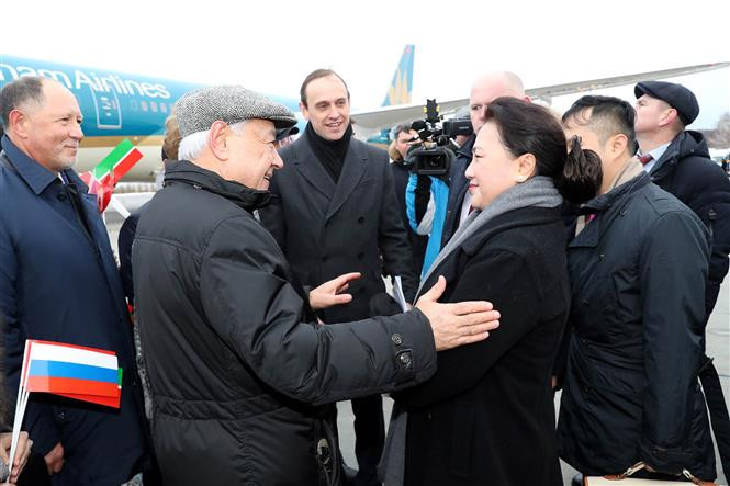 Vietnamese Ambassador to Russia Ngo Duc Manh and representatives of the Vietnamese community in Tatarstan were also present at the airport to welcome Chairwoman Ngan, December 8 (Photo: VNA)
