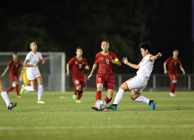 A ball fight during the match (Photo: VNA)