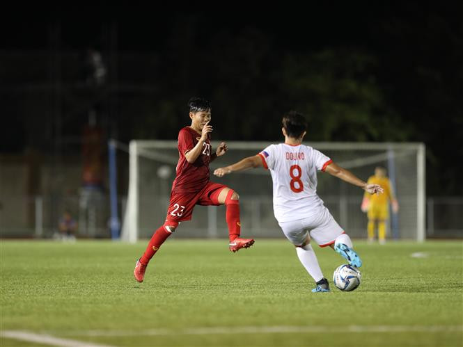Nguyen Thi Bich Thuy (L) in a ball fight (Photo: VNA)